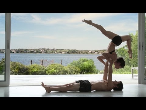 Video : Acro Yoga by Equinox